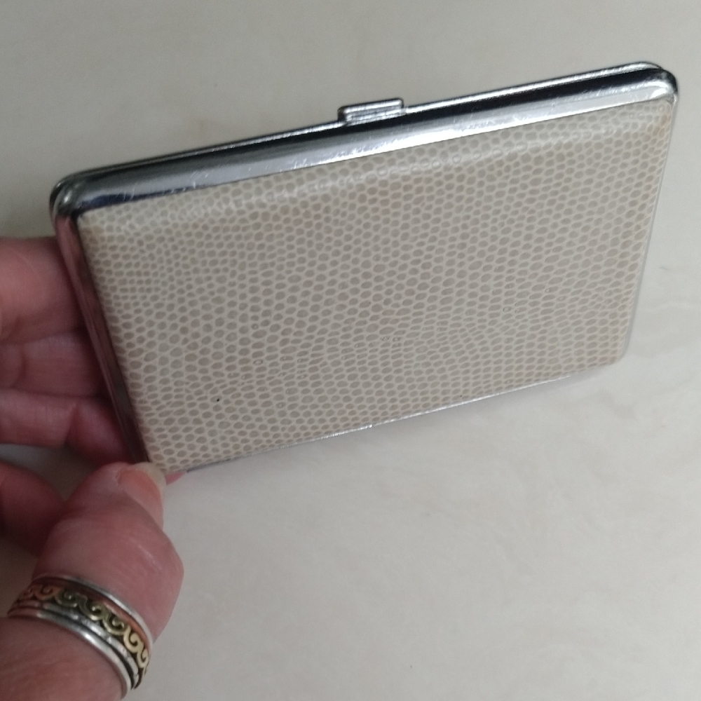 Barnes & Noble Vintage Cream Faux Crocodile Embossed Leather Card Holder - Picture 2 of 5